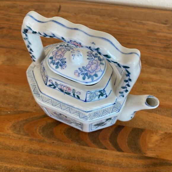 Vintage Porcelain Chinoiserie Octagon Shaped Blue and White Floral Teapot - Picture 4 of 7